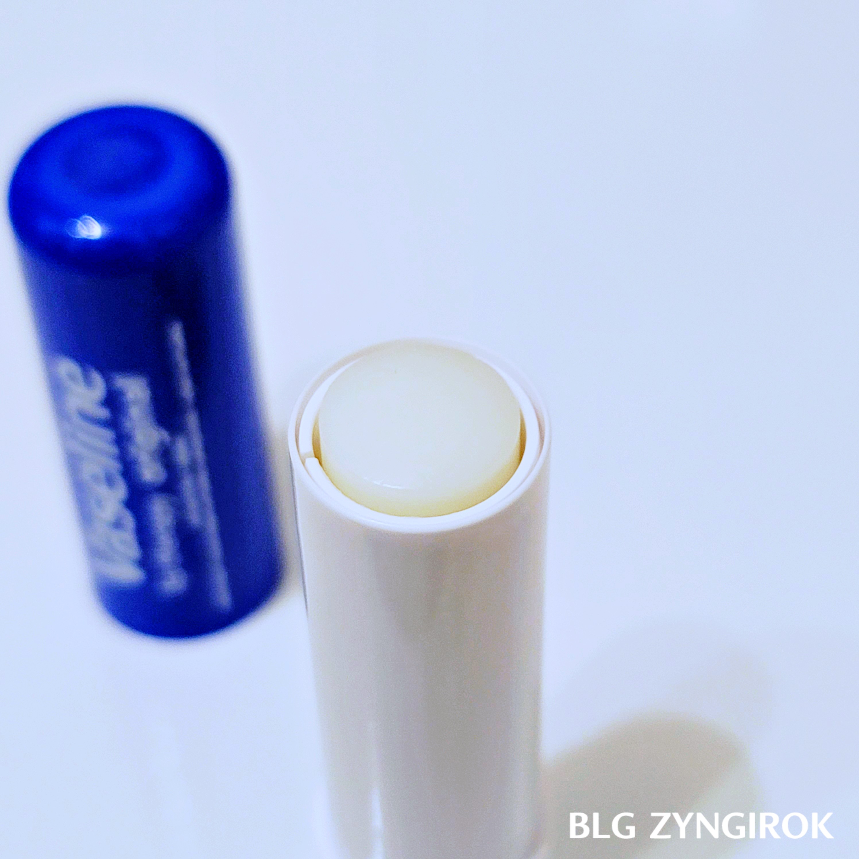 바세린 립밤 뚜껑을 연 모습이다.