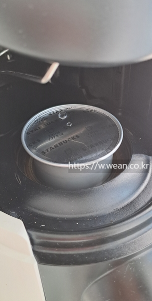 커피캡슐이 머신에 들어가 있어요.