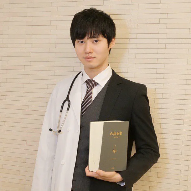 의사&#44; 변호사&#44; 회계사 등 국가자격증 3개를 제패해 일본에서 공부의 신으로 불리는 코우노씨. 청진기와 육법전서를 들고 있는 모습이 재미있다./트위터