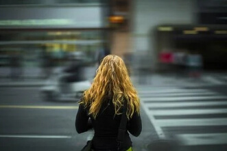 횡단보도를-건너기위해-서있는-여자