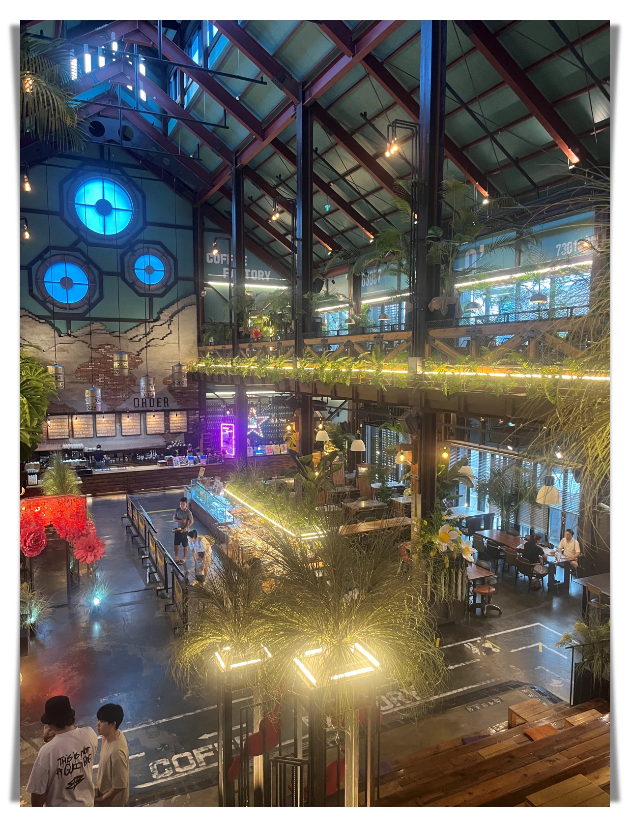 더티트렁크-내부-인테리어-화려한-조명