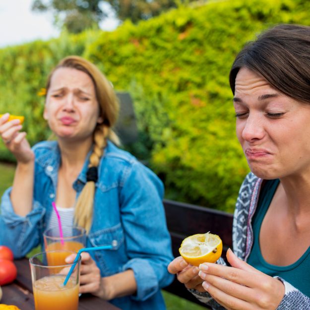 레몬 먹는 여자들