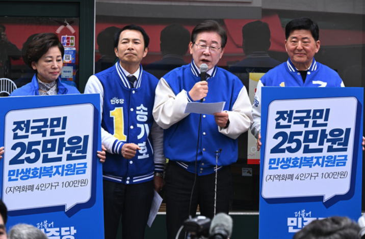 중요한 것은 뉴스가 나왔을 때 단순히 정보를 받아들이는 것을 넘어, 그 정보가 어떤 파급 효과를 가져올지 스스로 생각의 흐름을 연결해 보는 연습입니다.

25만원 지역화폐 지급이라는 뉴스에서 시작해서 어떤 업종이 수혜를 받을지, 유동성 증가가 금융시장에 미칠 영향은 무엇인지, 장기적 지속 가능성은 어떤지까지 연결고리를 찾아보는 것이 성공적인 투자의 핵심입니다.

이번 2차 추경은 단순한 재정 정책을 넘어 우리 경제와 시장 전반에 새로운 활력을 불어넣을 기회가 될 수 있습니다. 정책의 세부 내용을 면밀히 추적하고, 충분한 리스크 관리와 함께 현명한 투자 결정을 내리시길 바랍니다.