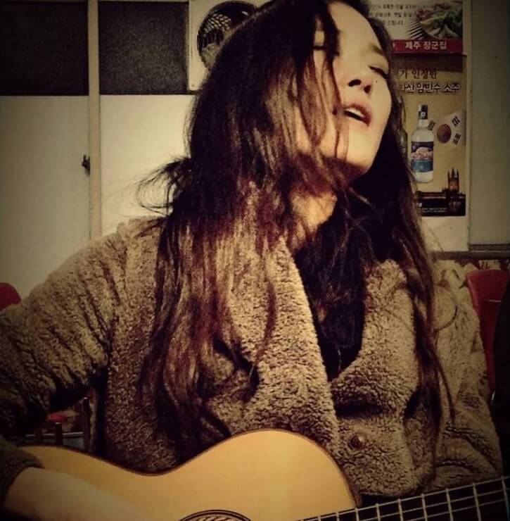 손지연-실화-손지연이-기타를-치며-음악에-심취해-노래를-하고-있는-사진