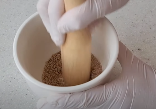 절구로 갈아서 깨소금 만들기