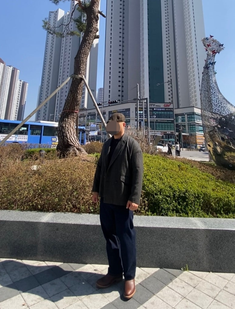 데일리룩('26. 4. 5.)와일드브릭스 헤링본 헌팅캡, 빈티지 헤링본 블레이저 재킷, 무신사스탠다드 슬리브 티셔츠, 무신사스탠다드 생지 데님 팬츠, 레드윙 페코스 1155 부츠