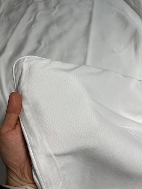 호무로 슈퍼하이쿨 온도조절 항균 쿨링 침구 자세하게 보면 환기되는 구멍이 보임