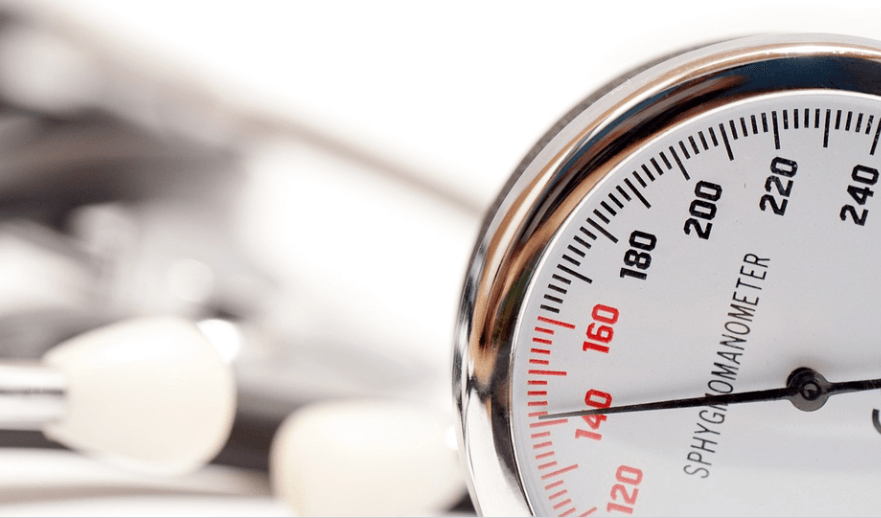 혈압이 높을 때 증상을 나타내는 혈압 수치 140을 표시하고 있다
