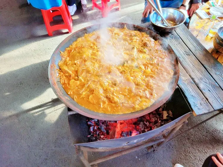 참나무 장작불의 거대한 불꽃으로 끓여낸 가마솥 솥뚜껑 닭볶음탕 가평 이영자 맛집 식당 방송 업체 가게 정보