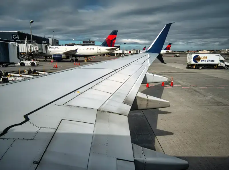 비행기가-대기중인-공항에-구름낀-모습