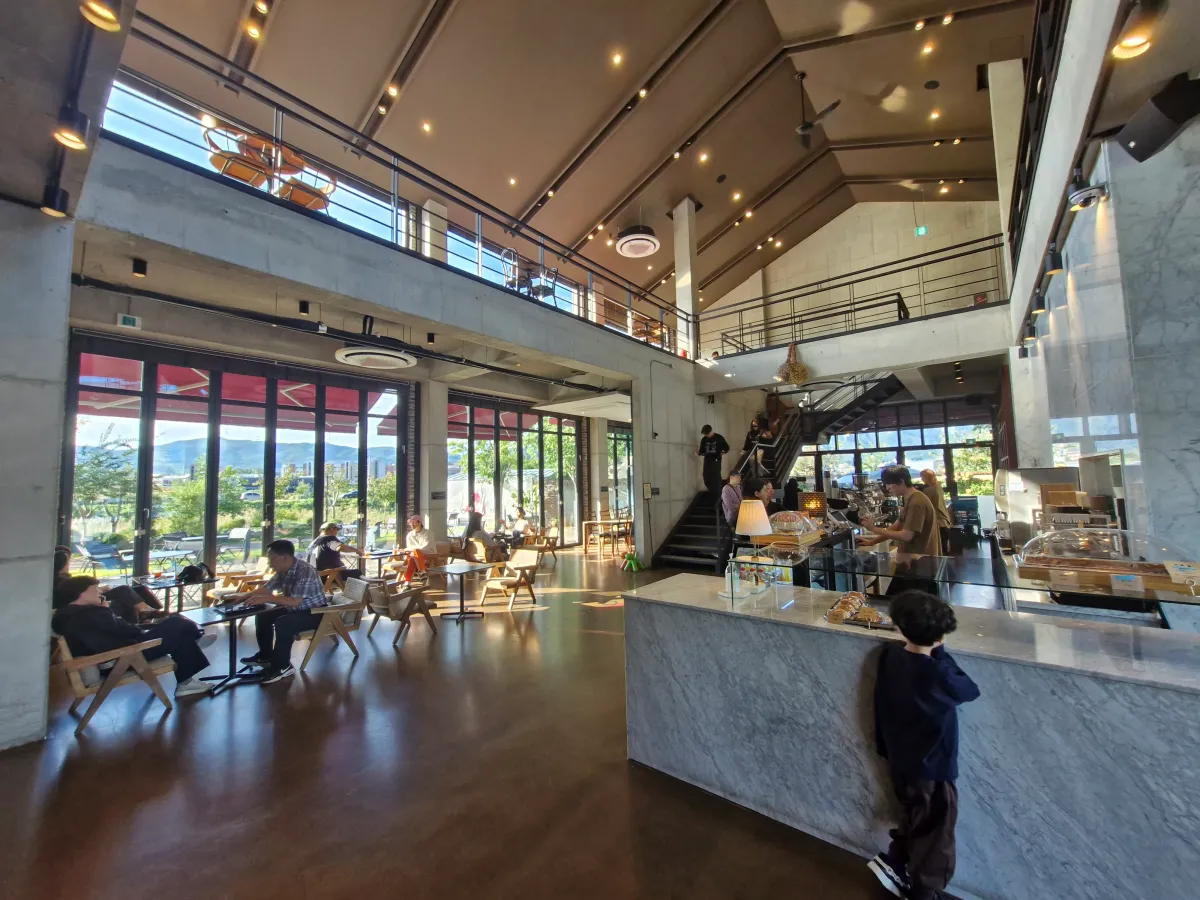 확트여있는-고블린-카페-내부모습