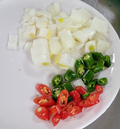 썰어 놓은 양파, 청양고추, 홍고추