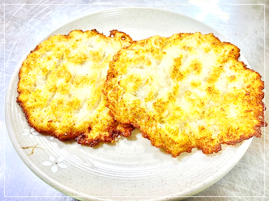 노릇노릇하게 잘 구워진 옛날원대막국수의 감자전 2장