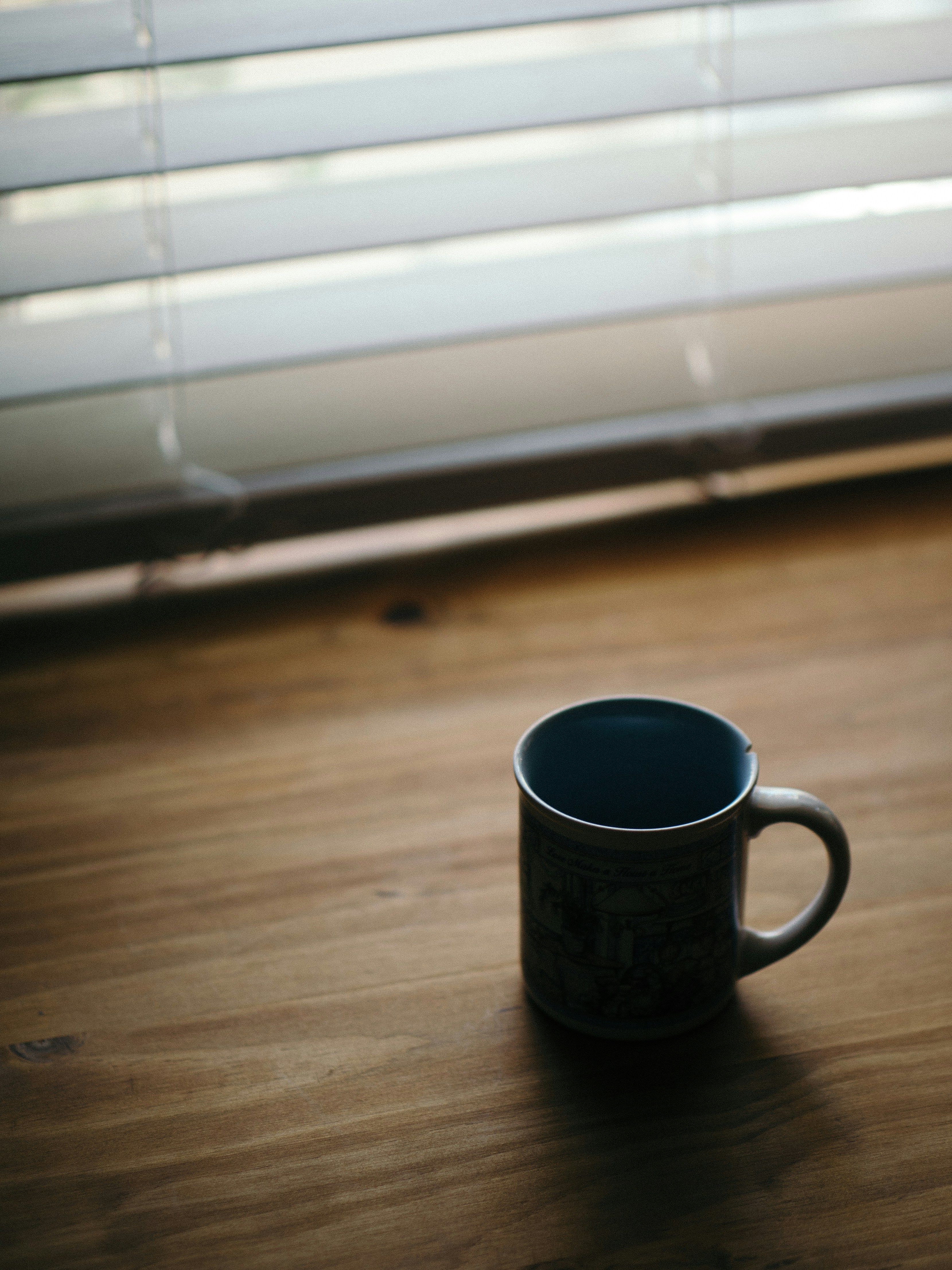 아침 햇빛이 비치는 창가와 물 한 잔 관련 사진