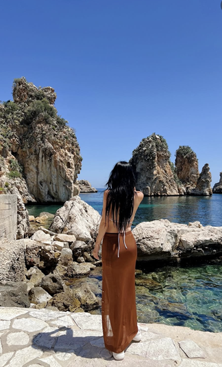 시칠리아 바다 배경으로 한예슬의 뒤태, 브라운 롱스커트와 스트랩리스 비키니 스타일 강조