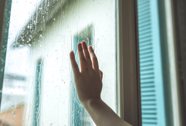 비오늘날 창밖을 보는 여성