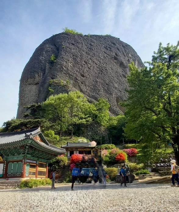은수사와 배경의 거대한 암봉