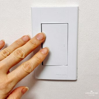 화장실-스위치로-불을-끄는-모습