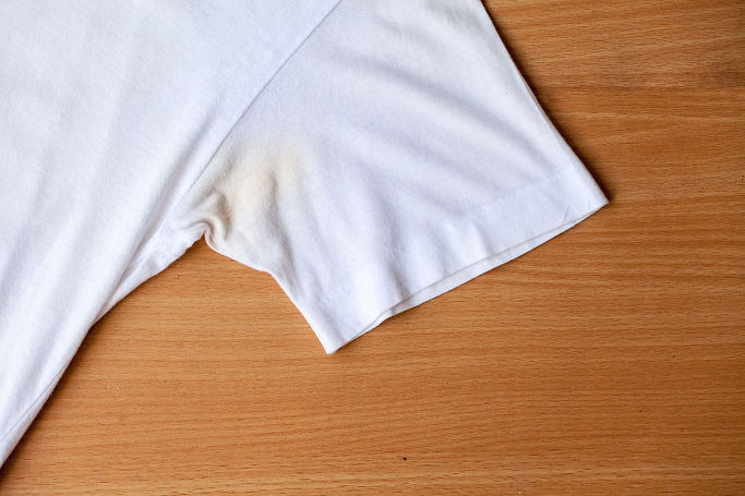 a stain on one's armpit in white clothes