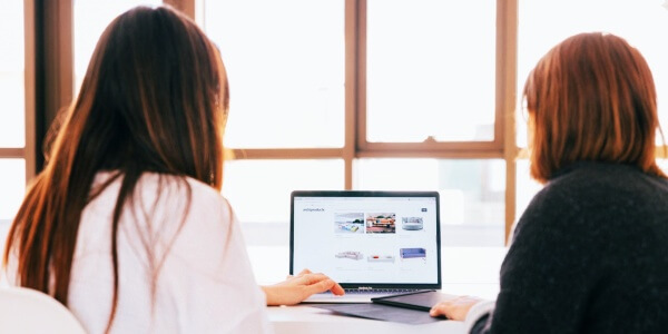 노트북-앞에서-상담하는-사람들