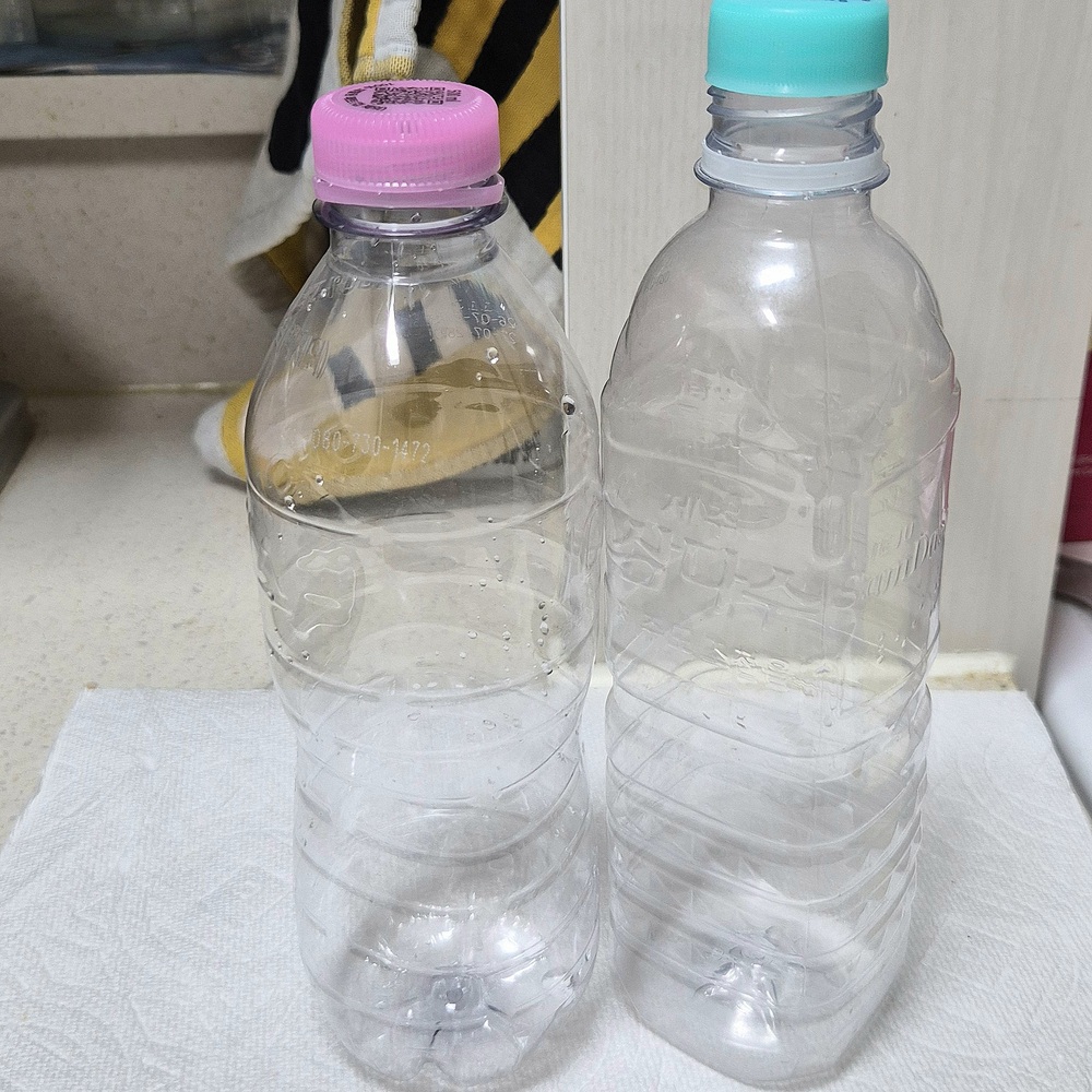 물을 다 마신 뒤 남은 빈 생수병 두 개의 모습