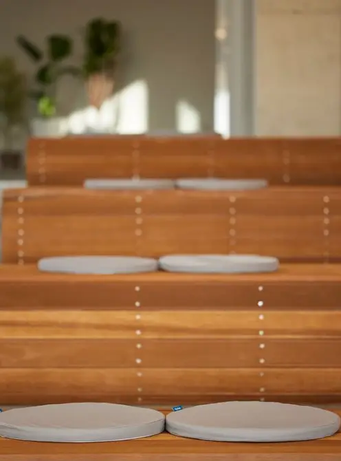 겨울방학 국내 여행지- 계단식 의자 위 동그란 흰색 방석