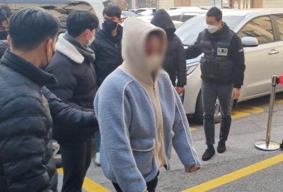 15개월 딸을 방치해 죽음으로 내몬 뒤 그 시신을 2년 넘게 김치통에 유기한 30대 친모에게 징역 8년 6개월이 확정됐다. 사진은 딸을 방치하고 유기한 부모가 지난 2022년 12월 6일 의정부지법에서 열리는 영장실질심사를 받기 위해 법정에 들어가고 있는 모습. [사진=뉴시스 ]