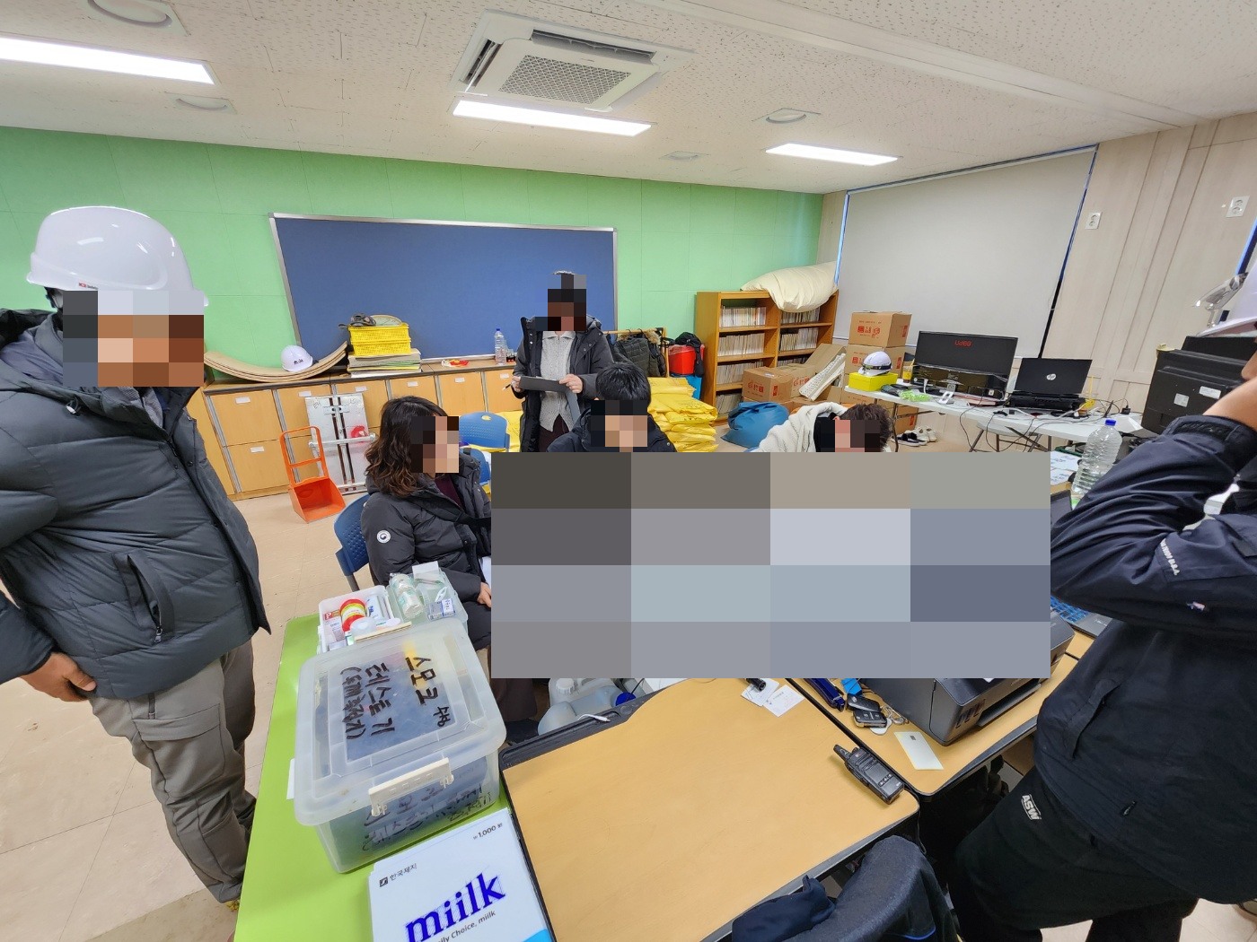 근로감독관 현장 점검 당시 관계자들의 자료 검토