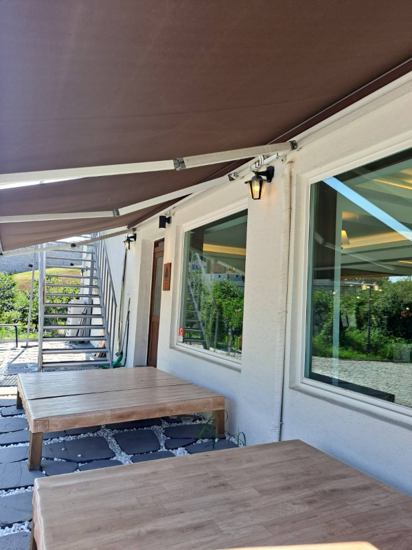 연리지 카페 밖 평상