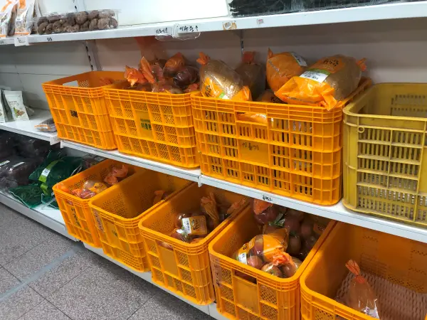 바구니에 담겨 있는 박&#44; 사과 등