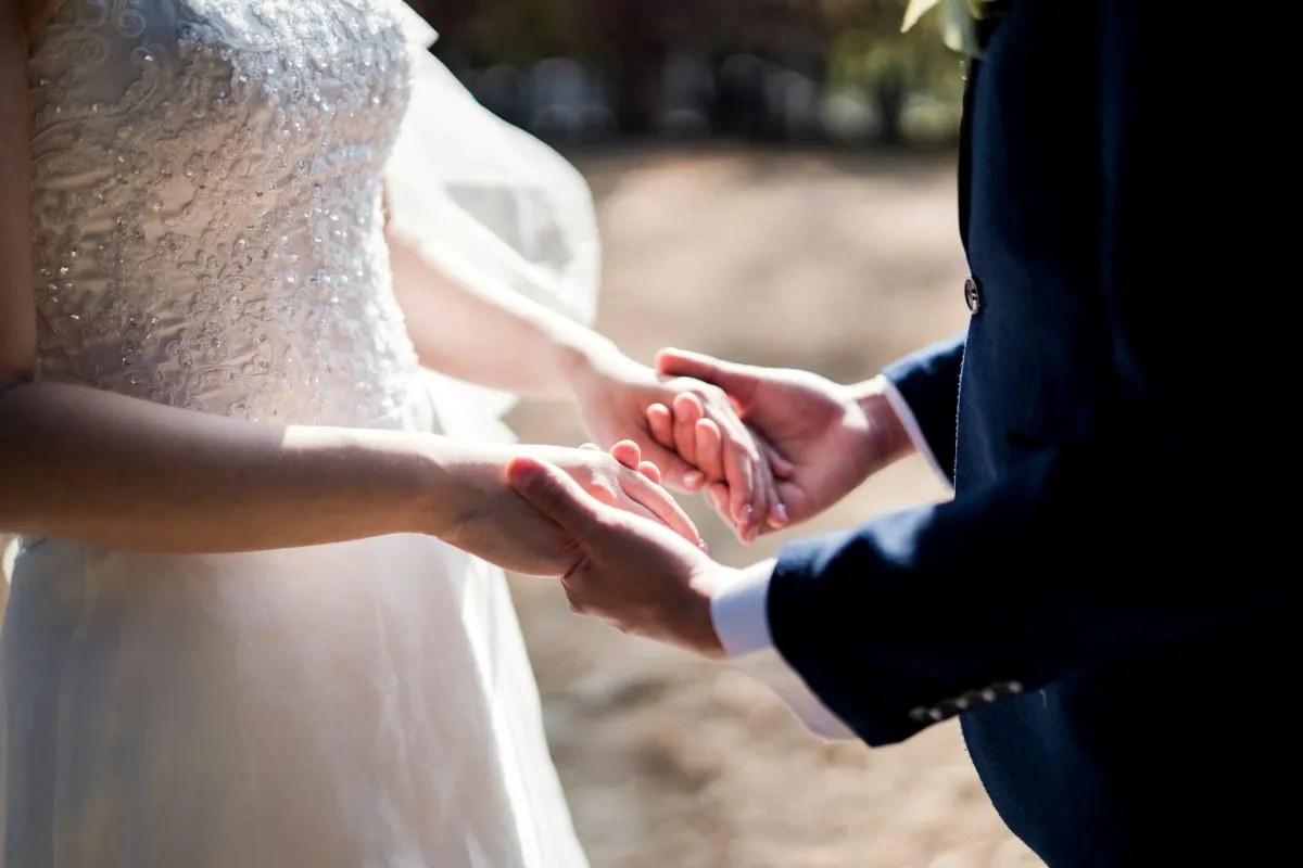 결혼하는-남성과-여성이-손을-맞잡고-있는-모습