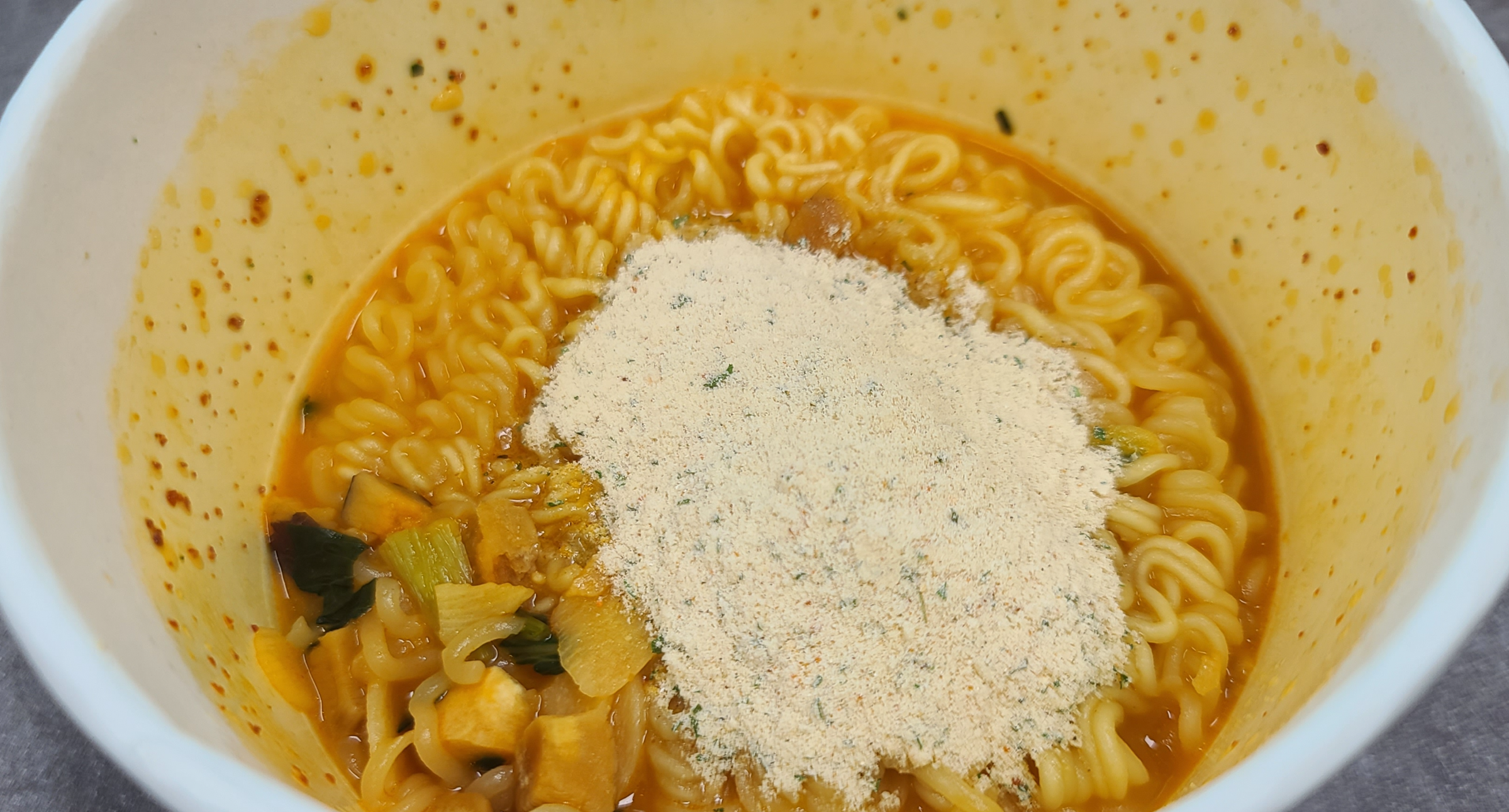 신제품라면 신라면툼바 농심 매콤꾸덕 농심신제품 조리법 내용물 전첨분말 물붓기 전자렌인지 부드러운후첨스프 치즈향가득