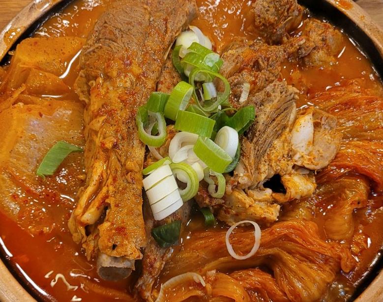 뚝배기그릇에 담겨 나온 매일아침 묵은지등갈비찜