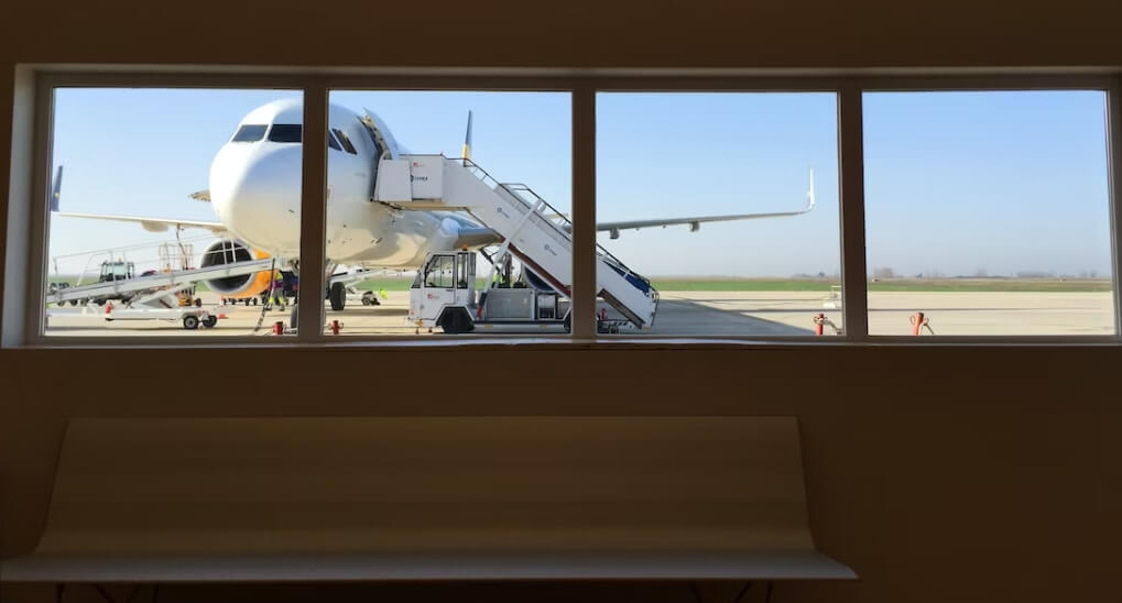 공항에서 바라보는 비행기