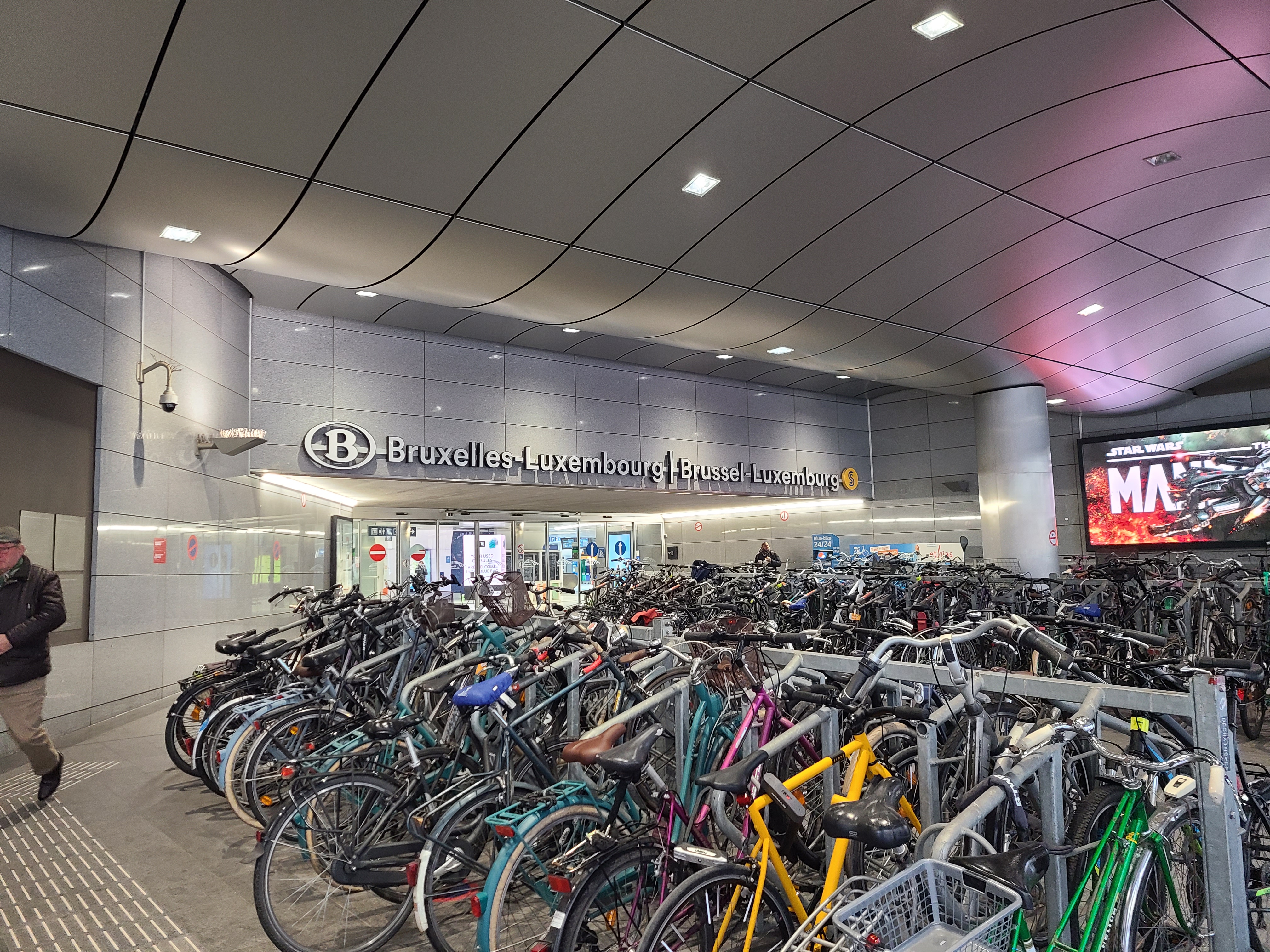 bruxelles luxembourg역 앞 수많은 자전거가 거치대어있는 모습