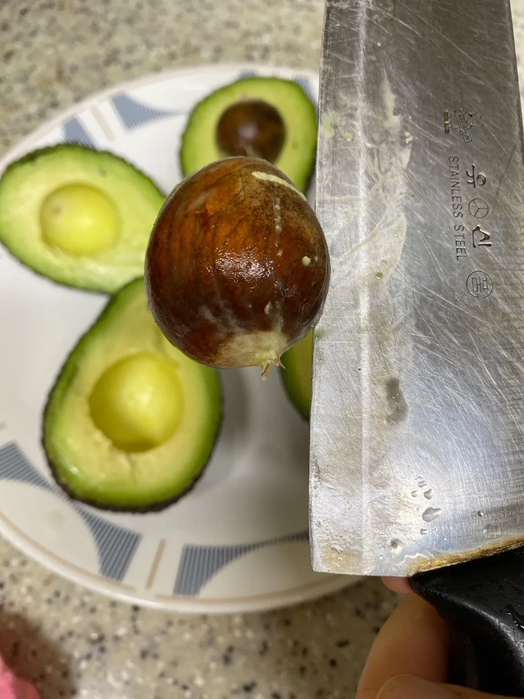 칼로-아보카도-씨앗-빼기