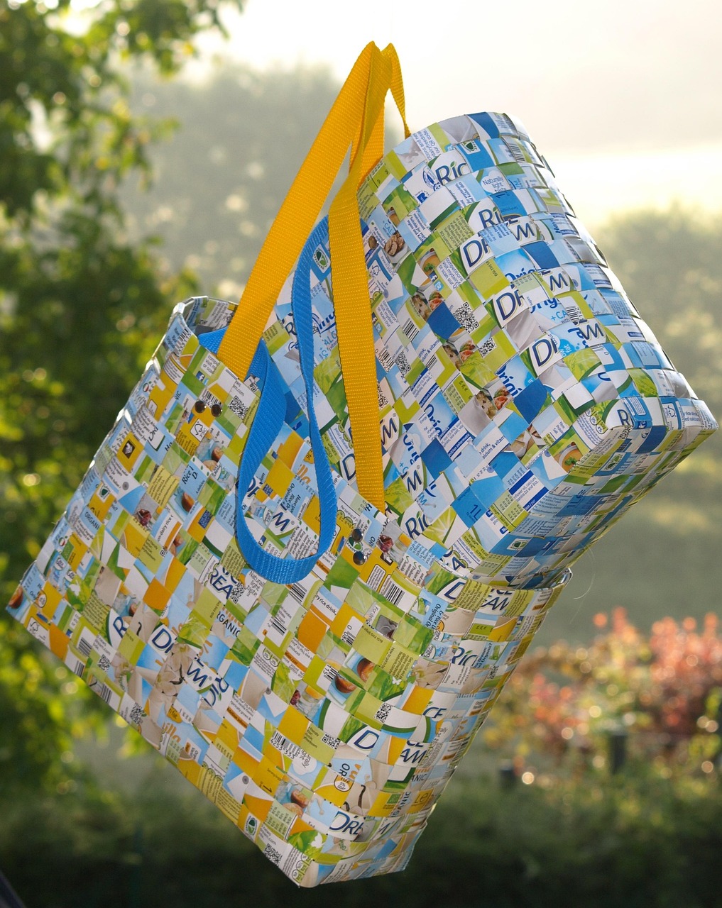 shopping with reusable bag 관련 사진
