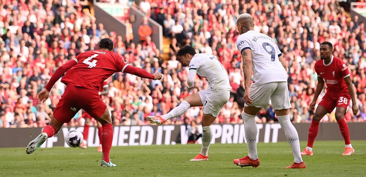 슛 하는 손흥민 사진