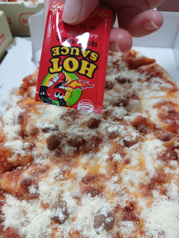 고피자 핫소스 뿌리다