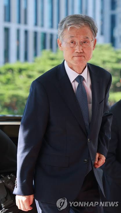 출근하는 조희대 대법원장