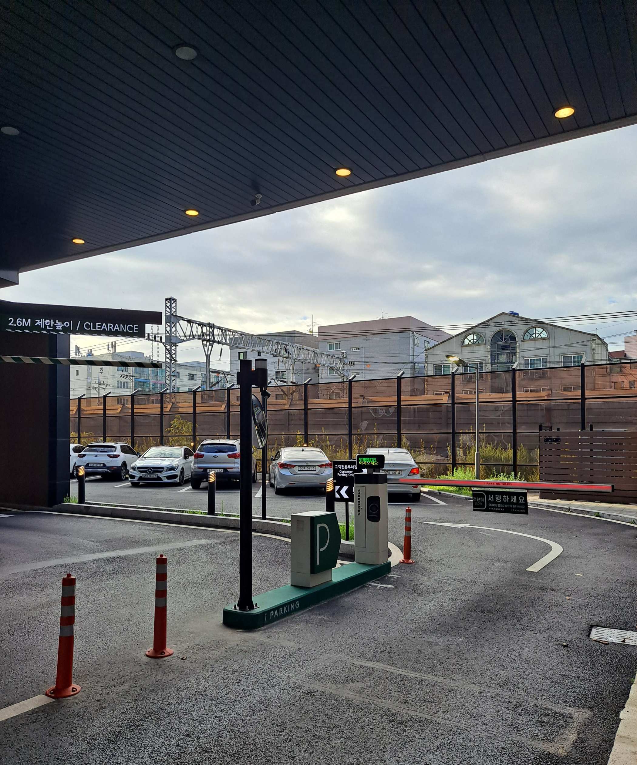 스타벅스 제물포역DT점 주차장