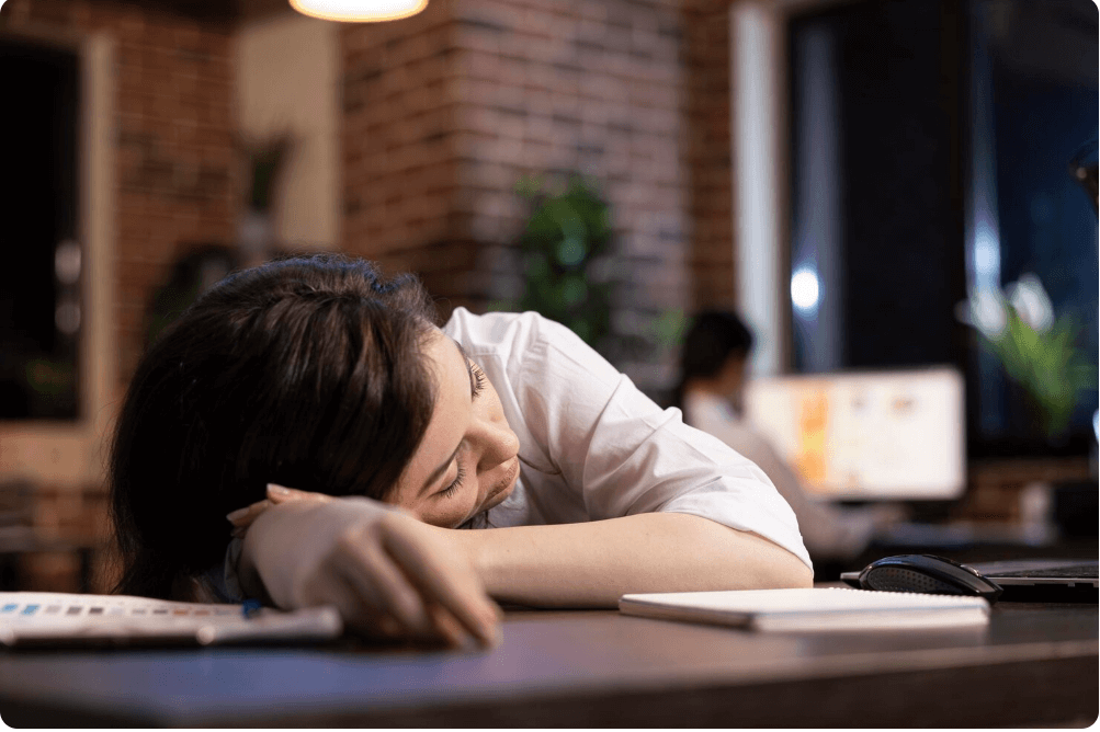 사무실에서 피곤해서 잠든 여성