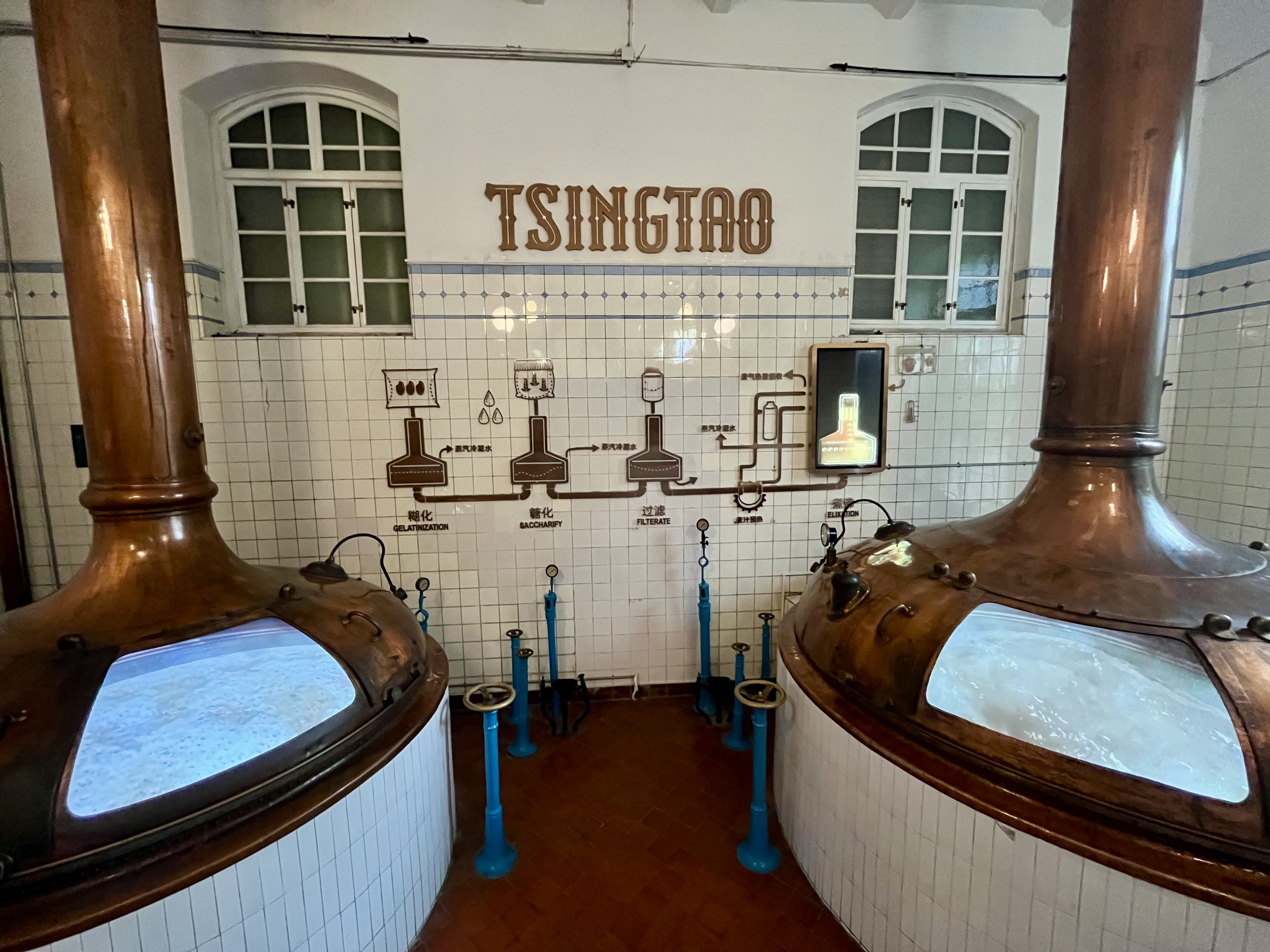 박물관 A관은 칭다오맥주의 역사와 변천사를 안내한다