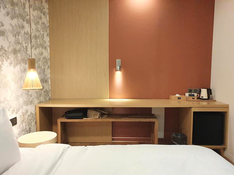 침실-벽면-긴-테이블