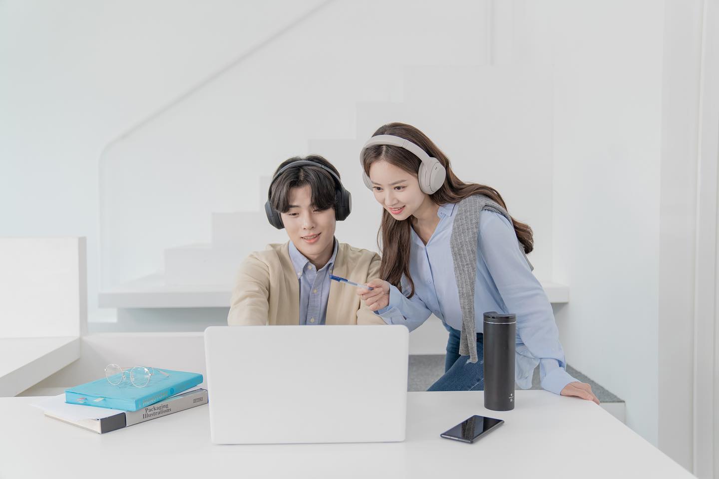 WH-1000XM4과 함께 학습하는 학생