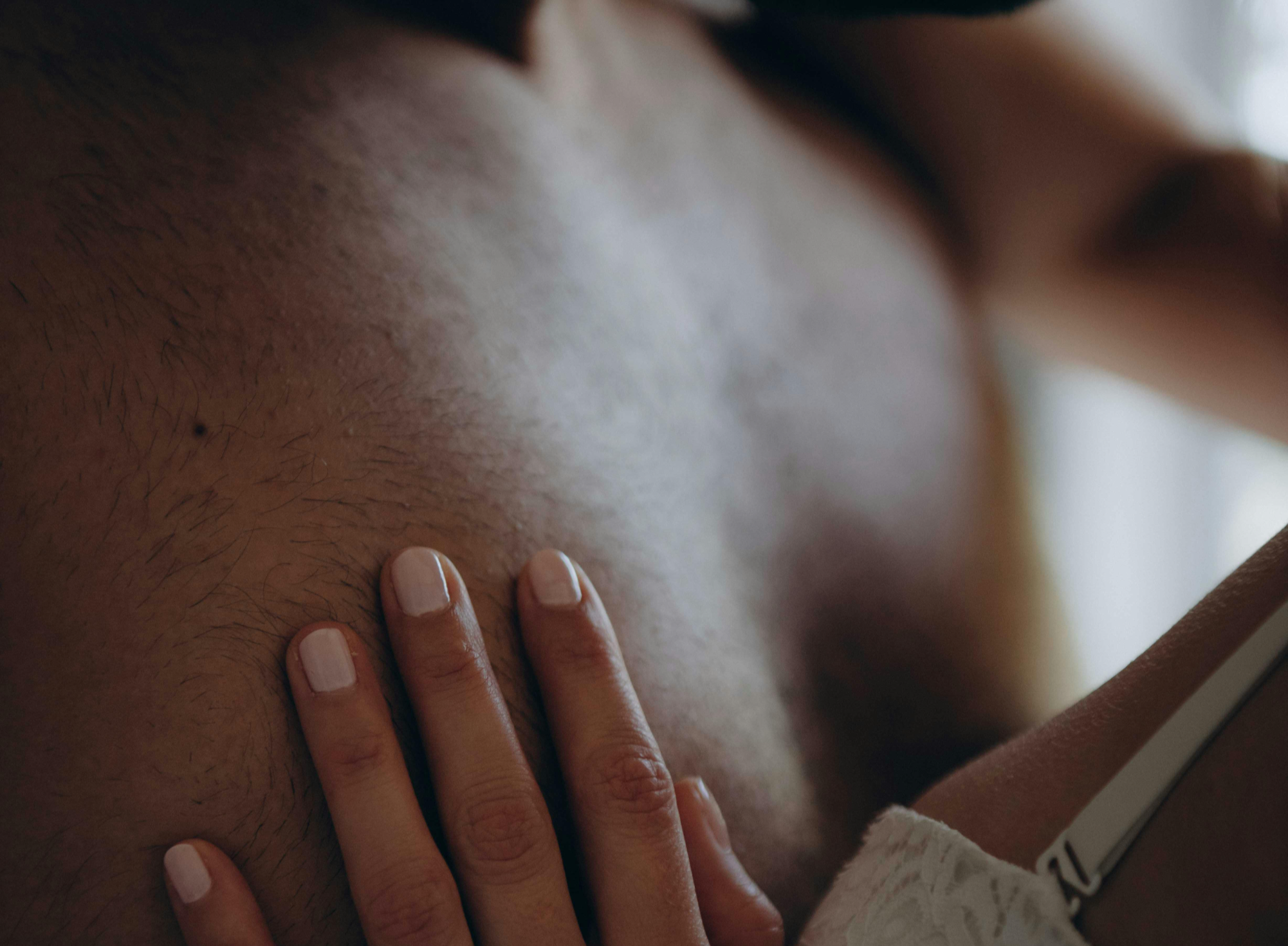 남녀가 몸을 맞대고 있는 사진