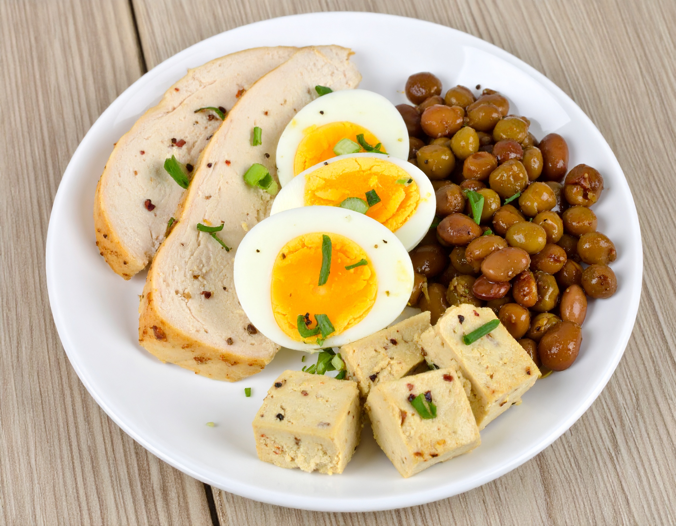 삶은 달걀, 닭가슴살, 두부, 콩류로 구성된 혈당 안정에 좋은 고단백 식단