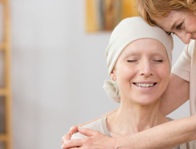 암 완치 진딘에 감격하는 표정을 짓고 있는 환자와 보호자