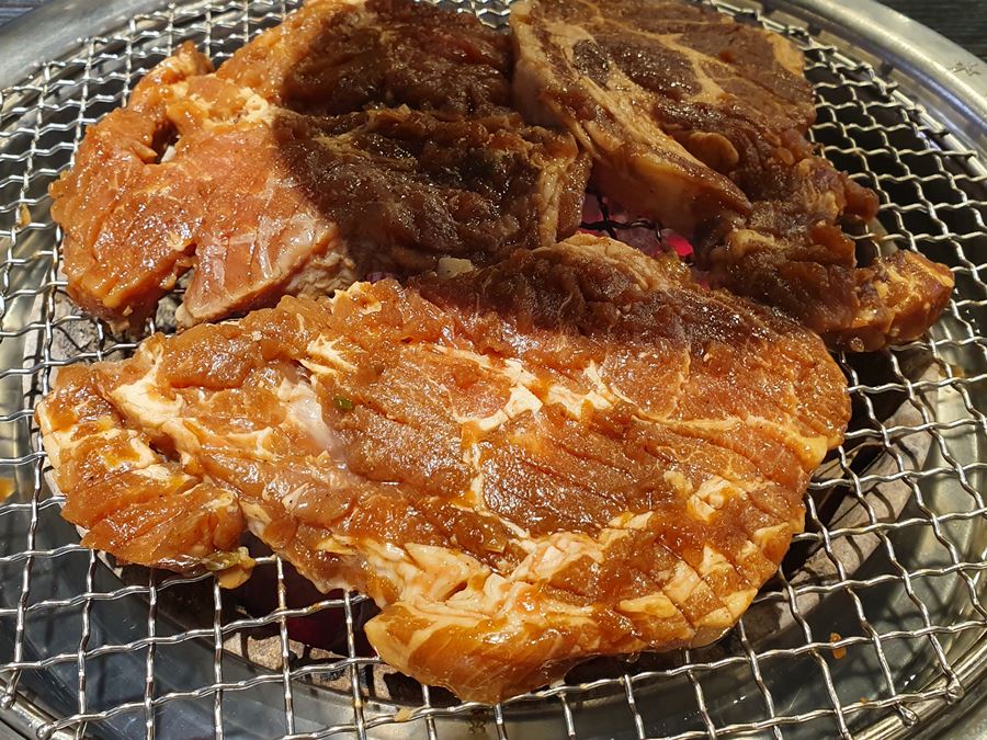 불판에-올려진-돼지갈비
