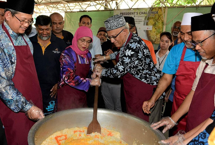 채러티 행사에서 함께 브리야니를 만드는 전 싱가포르 대통령 할리마야콥 (straitstimes.com)